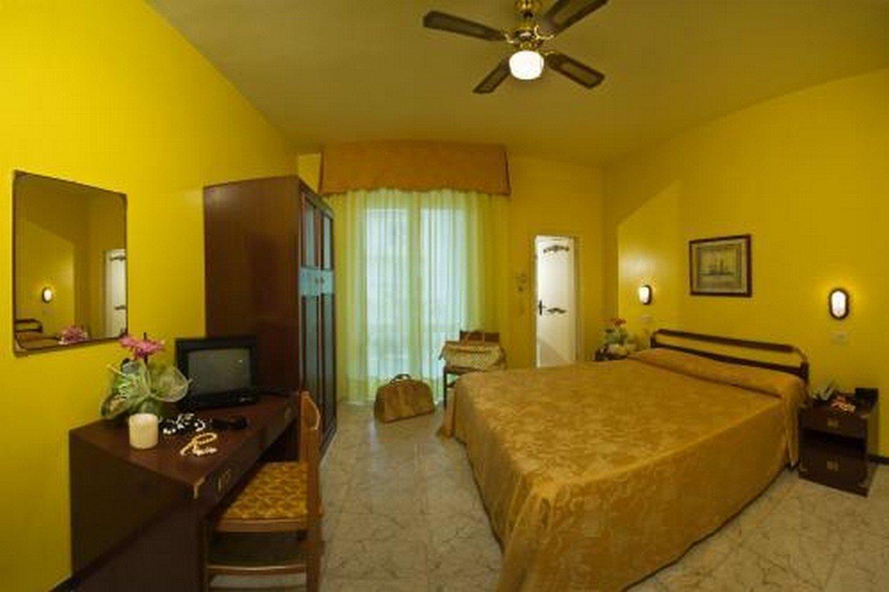 Hotel Maremonti Gabicce Mare Room photo